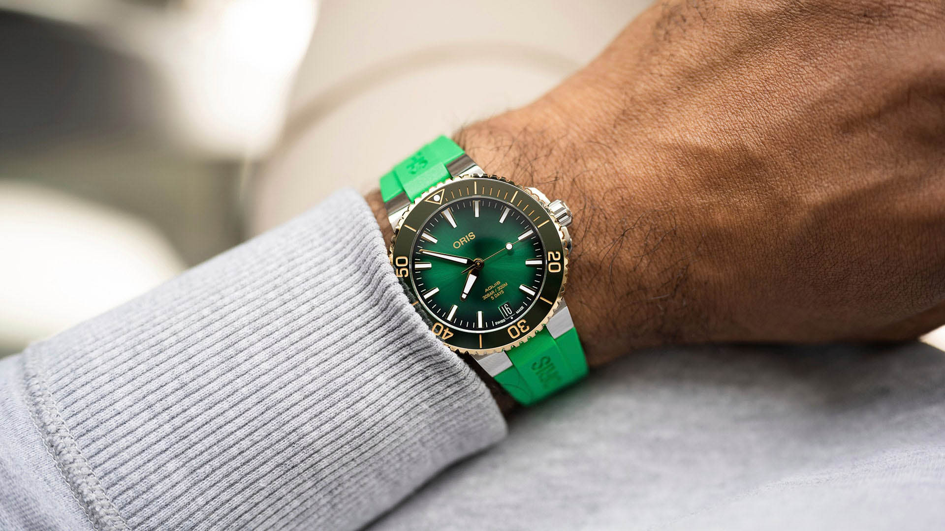 Oris Oris Aquis Date Calibre 400 01 400 7769 6357-07 4 22 77FC, aquis швейцария мужские часы на браслете каучук боковой вид